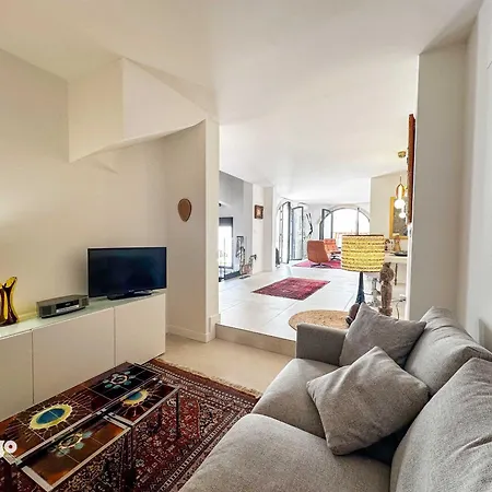 Designer Styled Townhouse With Pool Dom01